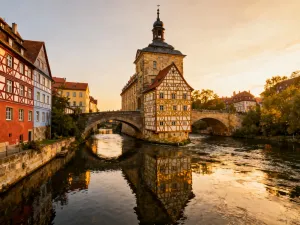 Kobieta na drewnianym balkonie podziwia malowniczą panoramę zielonych wzgórz i tradycyjną zabudowę Dilidżanu w Armenii.