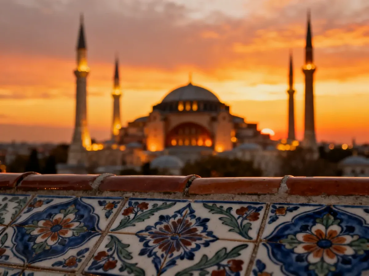 Sylwetka kopuły Hagia Sophia na tle zachodzącego słońca oraz tradycyjne wzorzyste kafelki w Stambule.