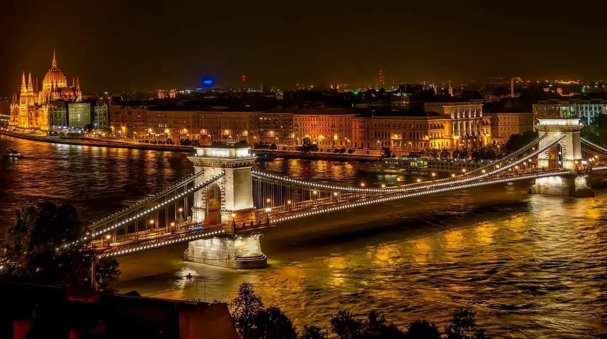 Panorama Budapesztu z zabytkowym Mostem Łańcuchowym Széchenyiego na tle miejskiej architektury.